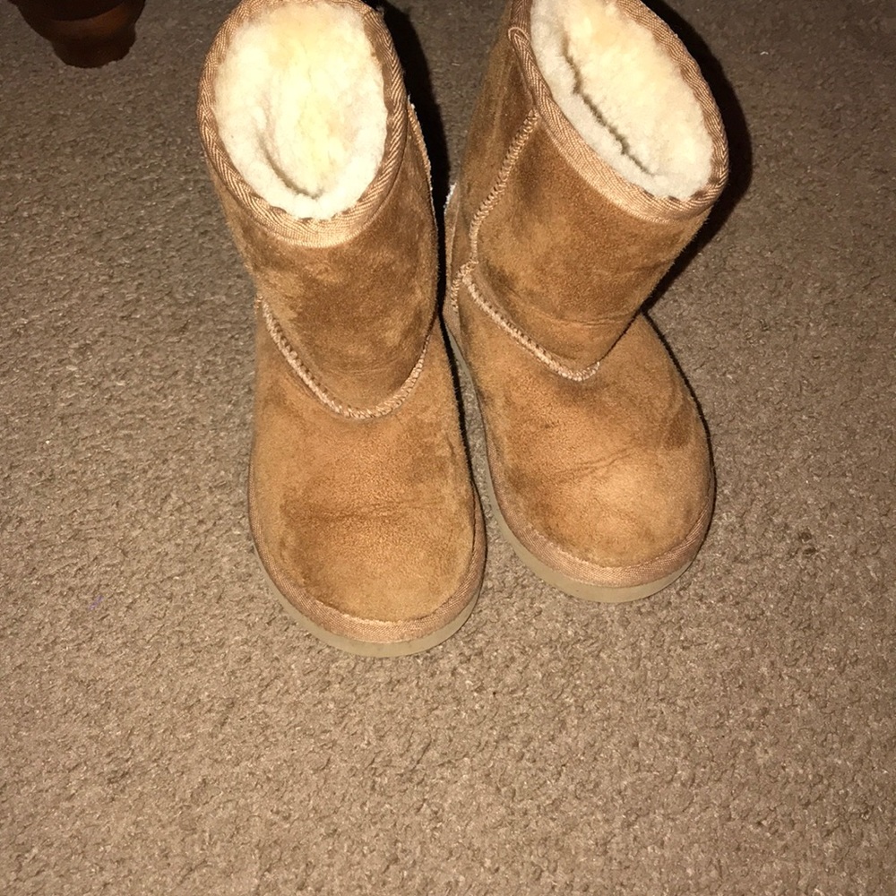 Uggs for little girls excellent condition!